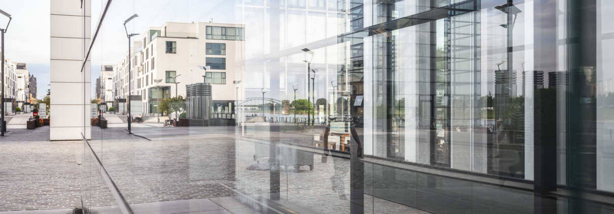 Ein Schaufenster reflektiert urbane Umgebung.