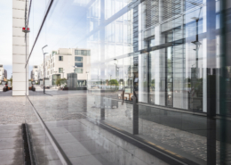 Ein Schaufenster reflektiert urbane Umgebung.