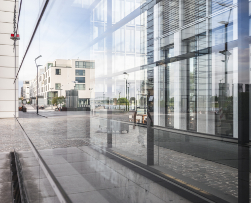 Ein Schaufenster reflektiert urbane Umgebung.