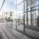 Ein Schaufenster reflektiert urbane Umgebung.
